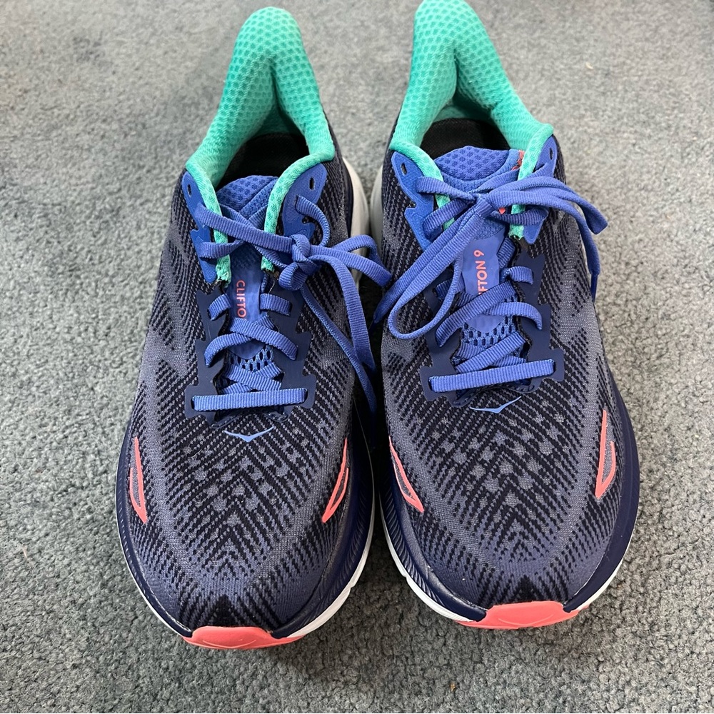 HOKA - women’s Clifton 9 size 7.5B. Only worn once!